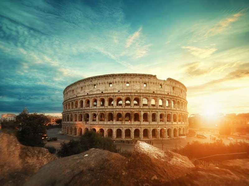 Đấu trường La Mã Colosseum hiện tại chỉ còn lại những tàn tích nhưng nó vẫn luôn là biểu tượng để minh chứng cho Đế Chế La Mã