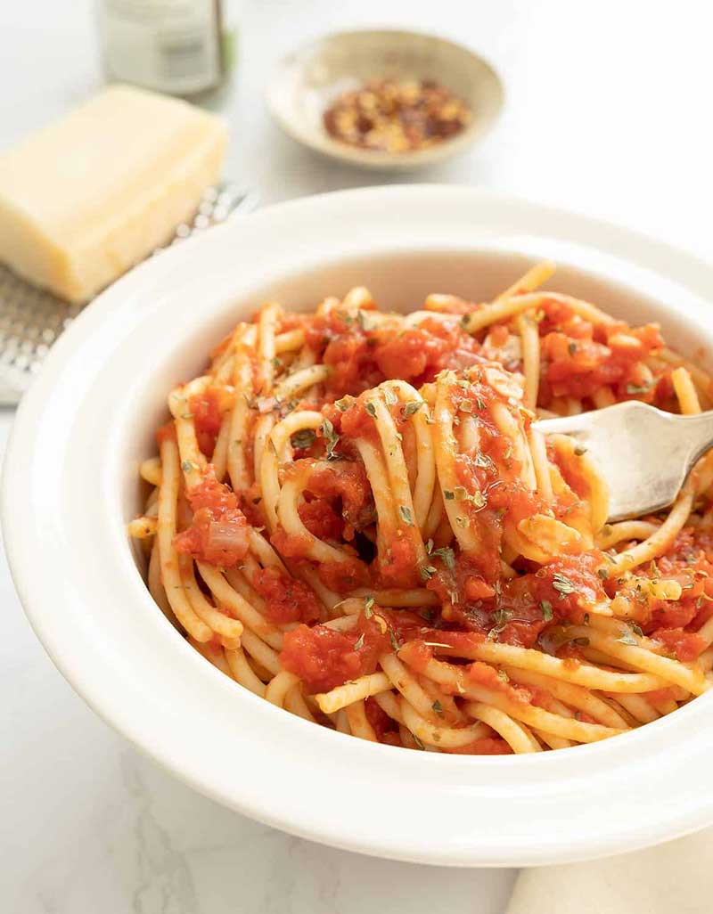 Mì Spaghetti được làm từ những sợi mì Ý cùng sốt cà chua và nhiều loại gia vị khác